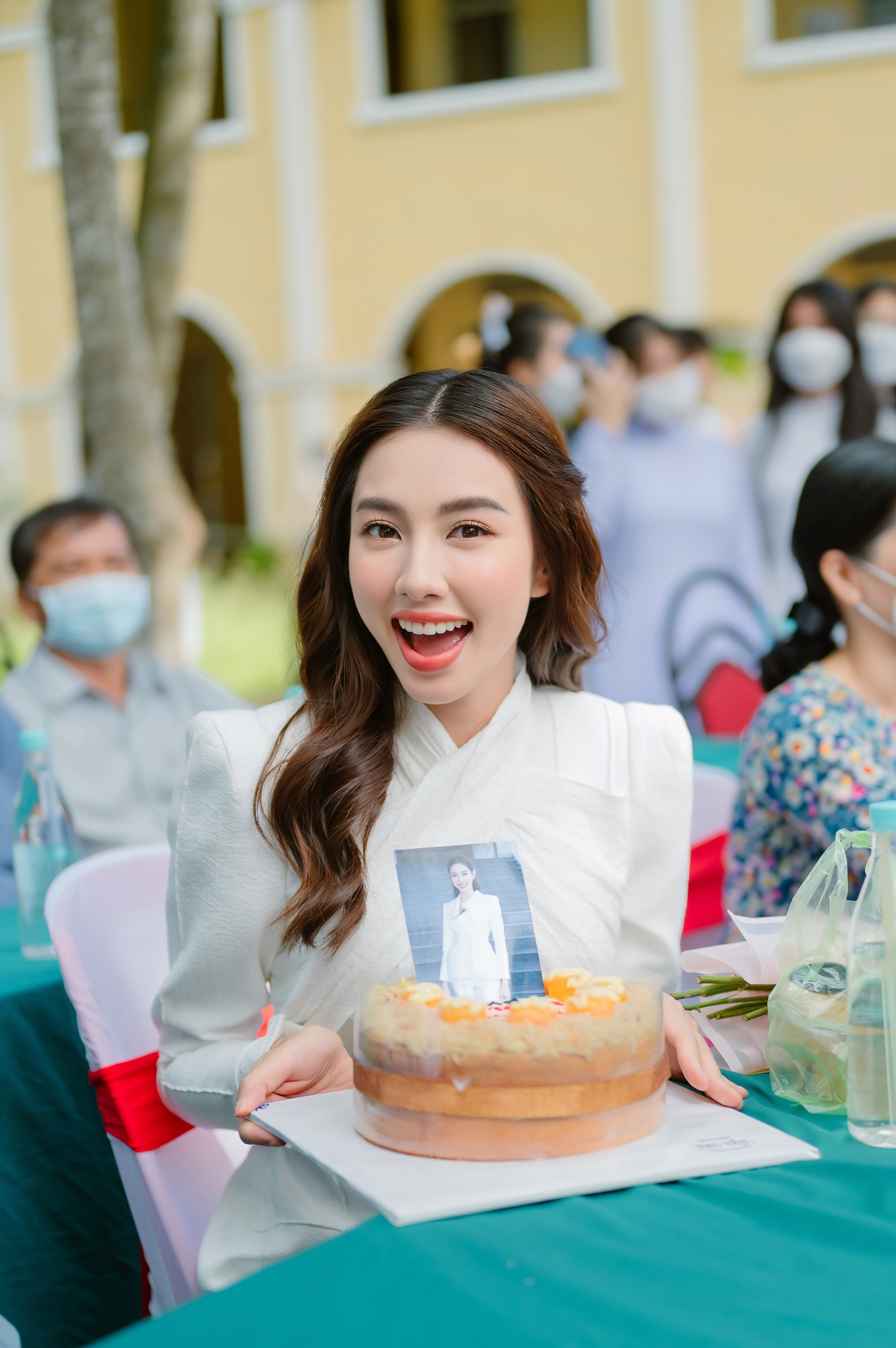 Hoa hậu Nguyễn Thúc Thùy Tiên vừa nhận học bổng 