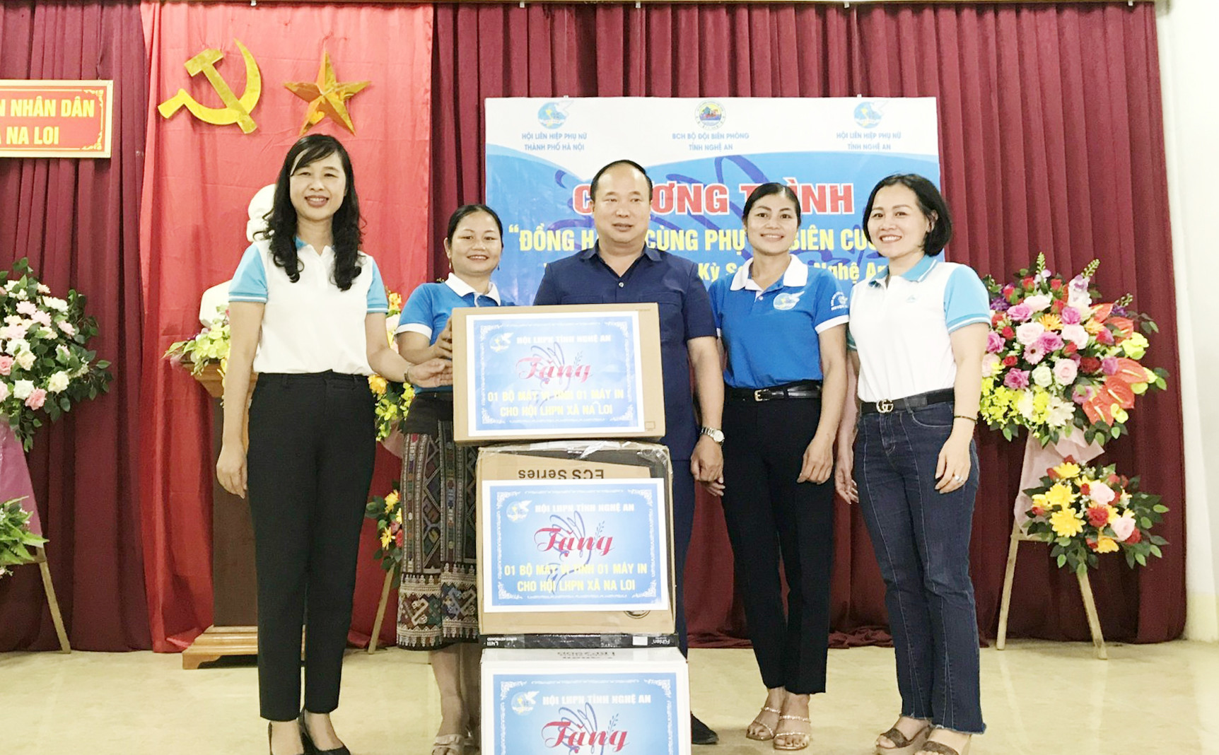 Hội LHPN tỉnh Nghệ An trao tặng bộ máy tính và máy in cho Hội LHPN xã Na Loi. Ảnh CTV