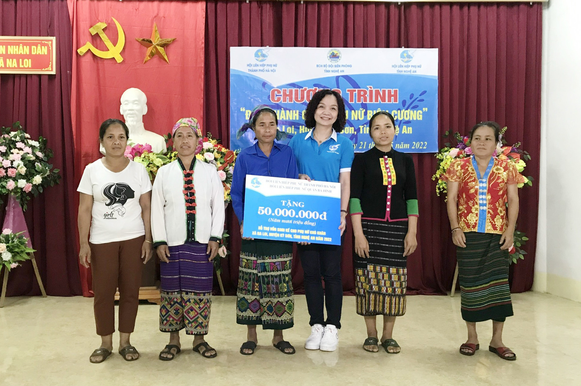 Hội LHPN thành phố Hà Nội trao hỗ trợ kinh phí xây dựng công trình vệ sinh cho phụ nữ nghèo xã Na Loi. Ảnh CTV