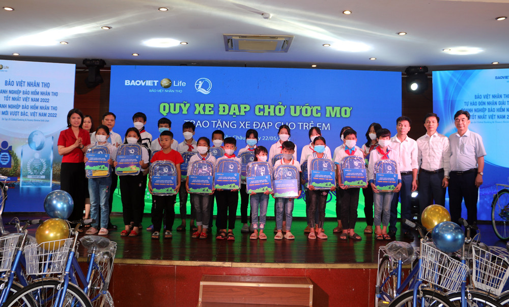 Các đại biểu trao 20 xe đạp và chụp ảnh lưu niệm với các em học sinh nghèo vượt khó trên địa bàn huyện Diễn Châu. Ảnh: Nguyễn Hải