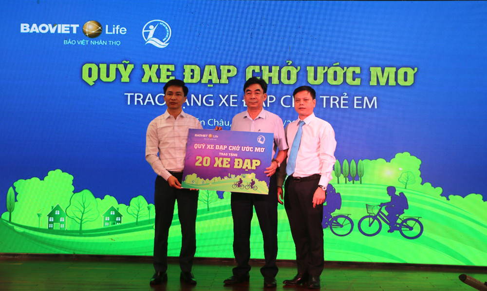 Đại diện Quỹ Bảo trợ Trẻ em tỉnh và UBND huyện Diễn Châu đồng hành và nhận biểu trưng tặng 20 suất học bổng là xe đạp và ba lô cho các em học sinh nghèo hiếu học tại Diễn Châu. Ảnh: Nguyễn Hải