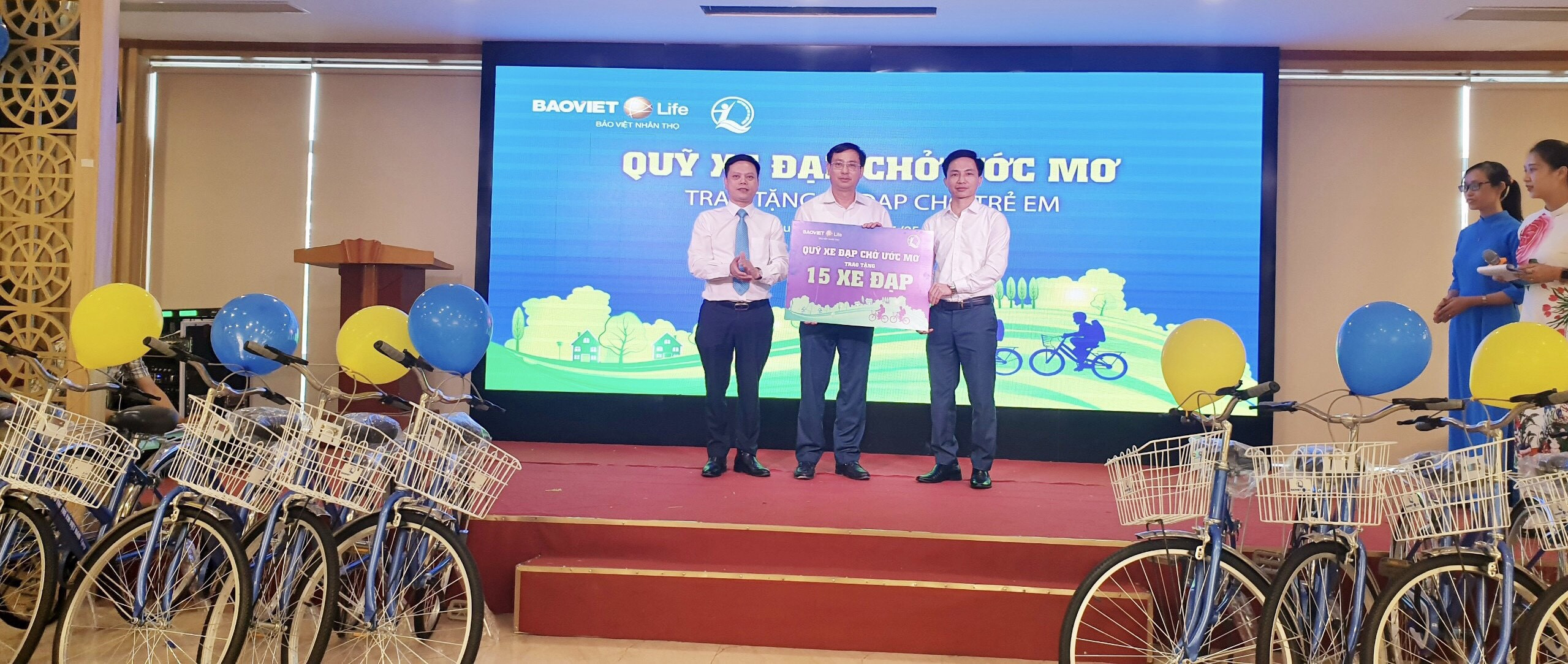 Trước đó, ngày 21 tháng 5, Bảo Việt Nhân thọ Bắc Nghệ An trao 30 xuất học bổng là xe đạp cho 30 học sinh nghèo (mỗi huyện 15 suất)  tại Quỳnh Lưu và Quỳ Hợp. Ảnh CTV