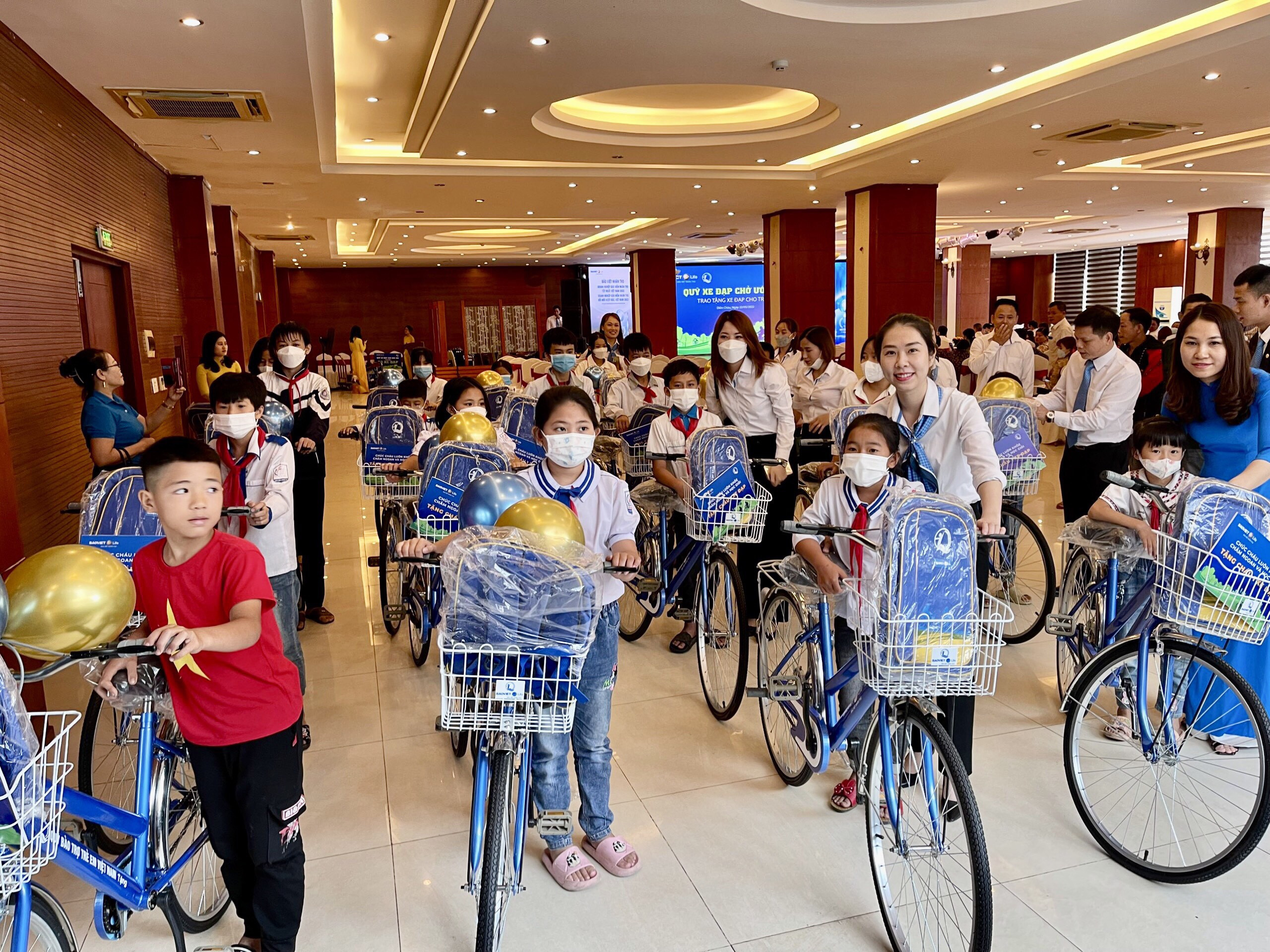 Cán bộ nhân viên Bản Việt Nhân thọ Bắc Nghệ An trao tận tay và hỗ trợ các em nhận học bổng là xe đạp tại Diễn Châu. Ảnh Nguyễn Hải