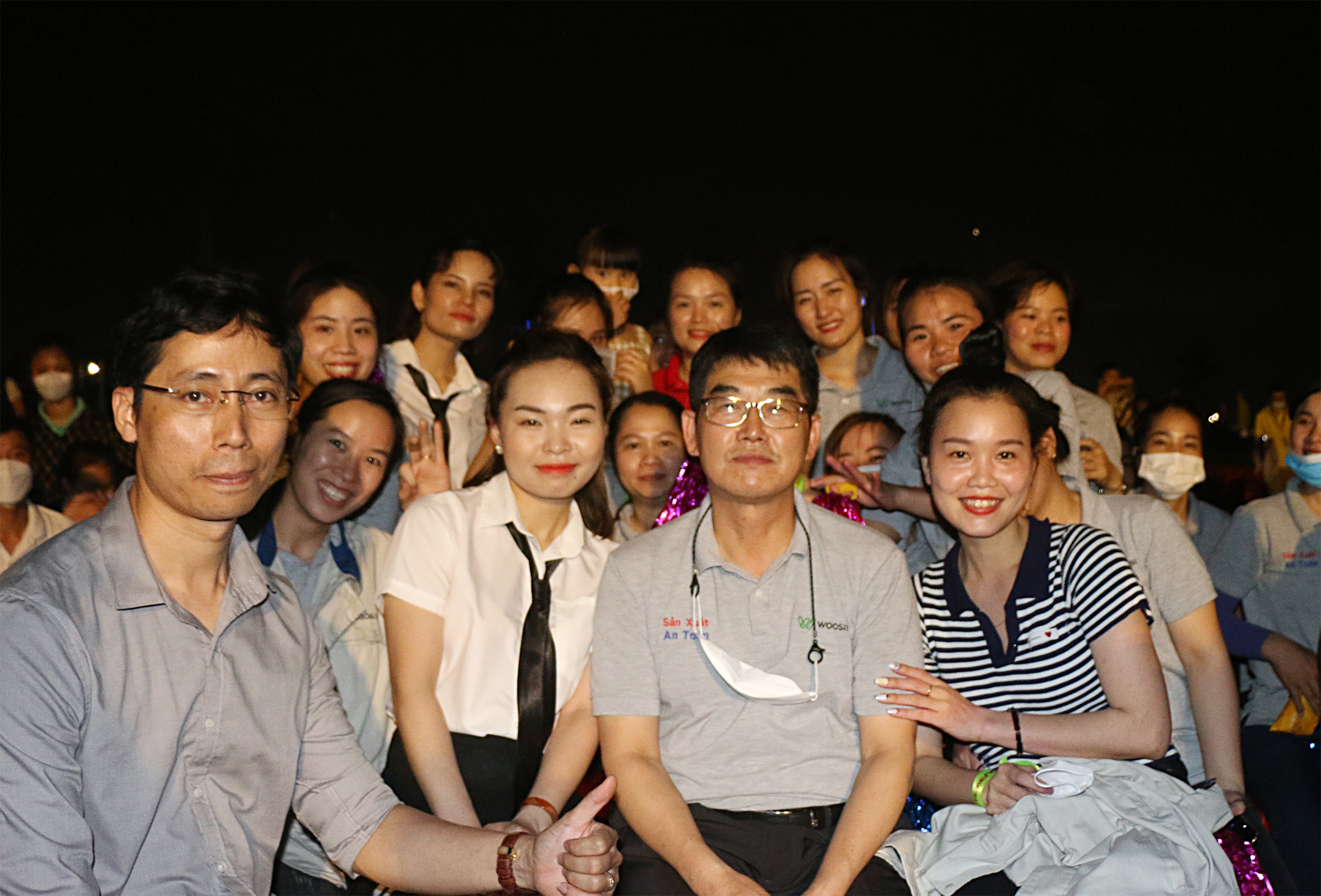 Lãnh đạo người Hàn Quốc và công nhân người Việt cùng đi cổ vũ cho đơn vị của mình. Ảnh: Diệp Thanh