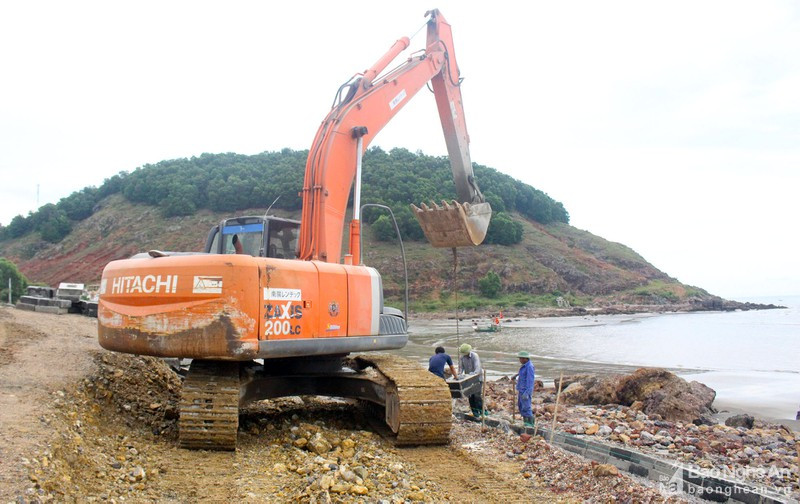 Xây dựng các tuyến đê biển ở Hoàng Mai nhằm nâng cao năng lẹc phòng chống thiên tai. Ảnh: Phú Hương