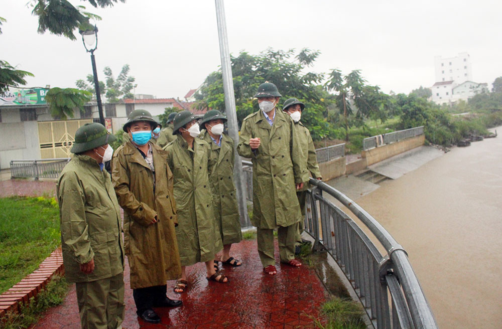 Lãnh đạo tỉnh chỉ đạo công átc gạn triều tiêu úng tại bara Diễn Thành trước bão. Ảnh: Phú Hương
