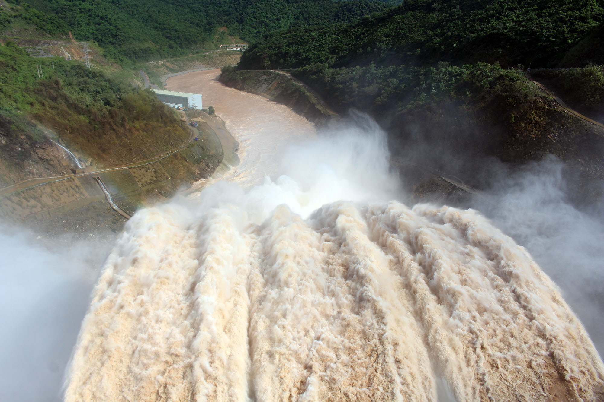 Tháng 8/2019, Thủy điện Bản Vẽ buộc phải xả lũ ở mức xả lớn nhất kể từ lúc nhà máy Thủy điện đi vào vận hành năm 2010 do tác động của mưa to kết hợp lũ từ Lào đổ về. Ảnh: tư liệu Phú Hương