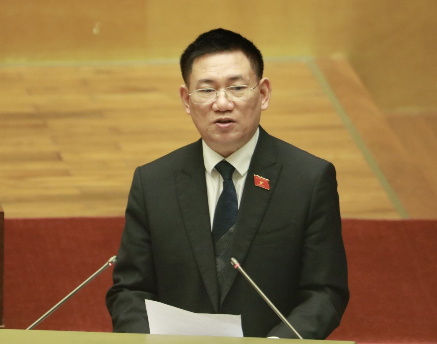 Bộ trưởng Bộ Tài chính Hồ Đức Phớc trình bày Báo cáo trước Quốc hội. Ảnh: Văn Điệp/TTXVN