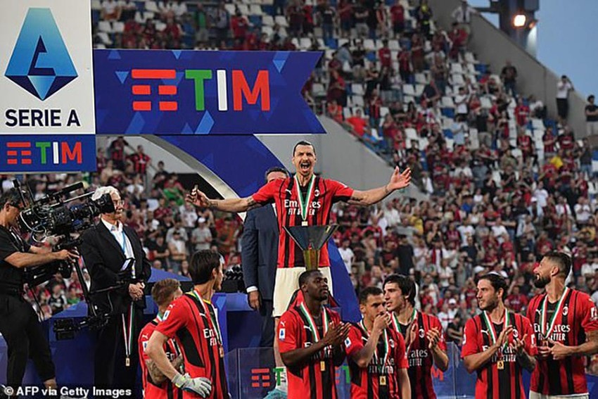 AC Milan nhận chiếc cúp Serie A. ẢNH: GETTY