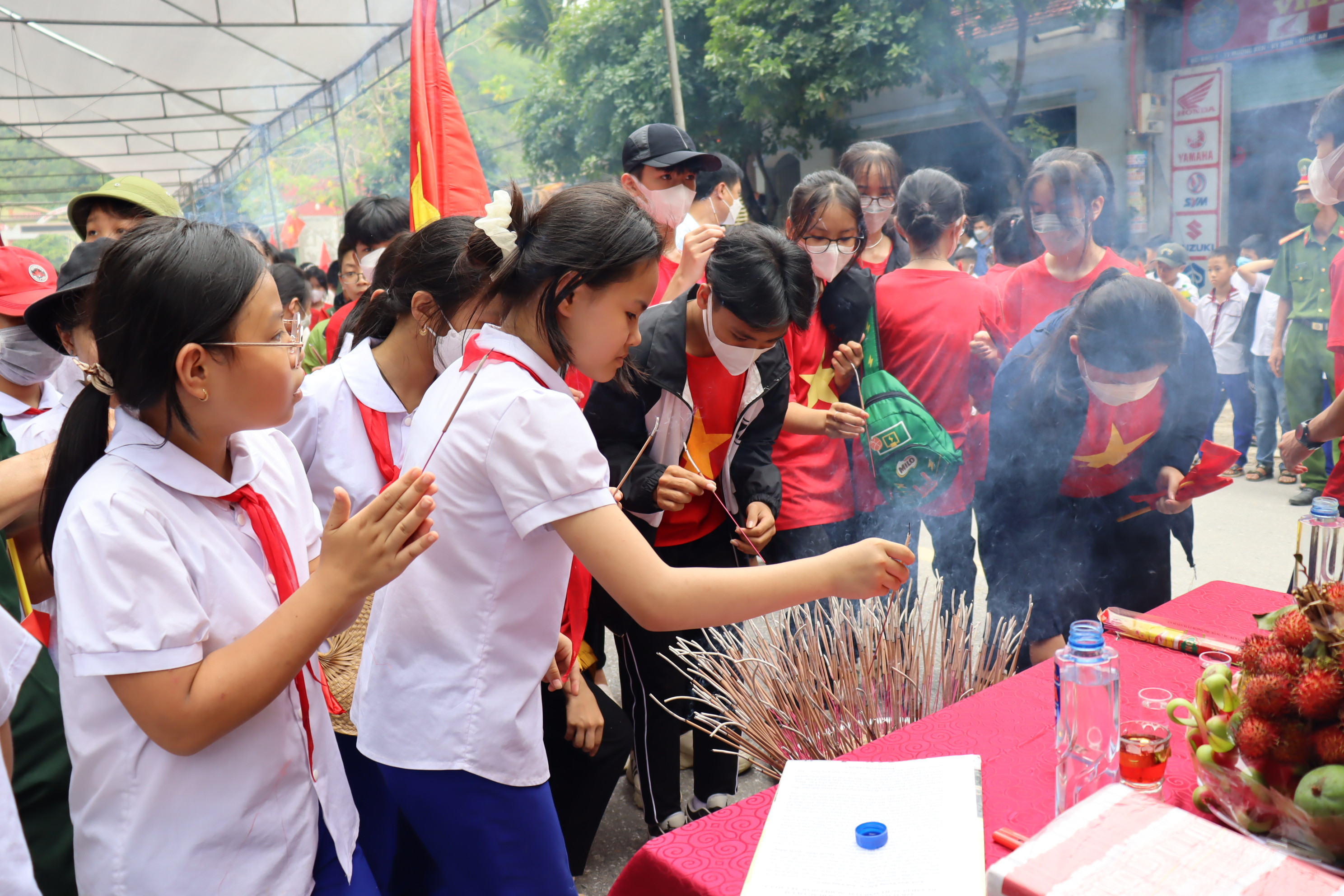 Học sinh trường THCS thị trấn Mường Xén dâng hương tưởng niệm các anh hùng liệt sỹ Quân tình nguyện và chuyên gia Việt Nam hy sinh tại Lào