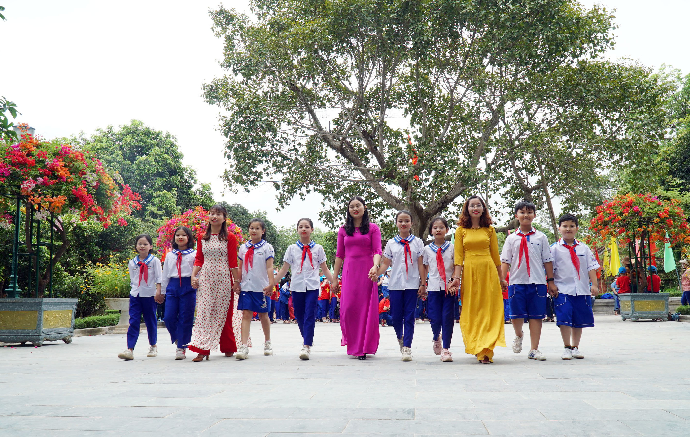 Học sinh Trường Tiểu học Hoàng Trù - Nam Đàn đi thăm quê Bâc. Ảnh: MH