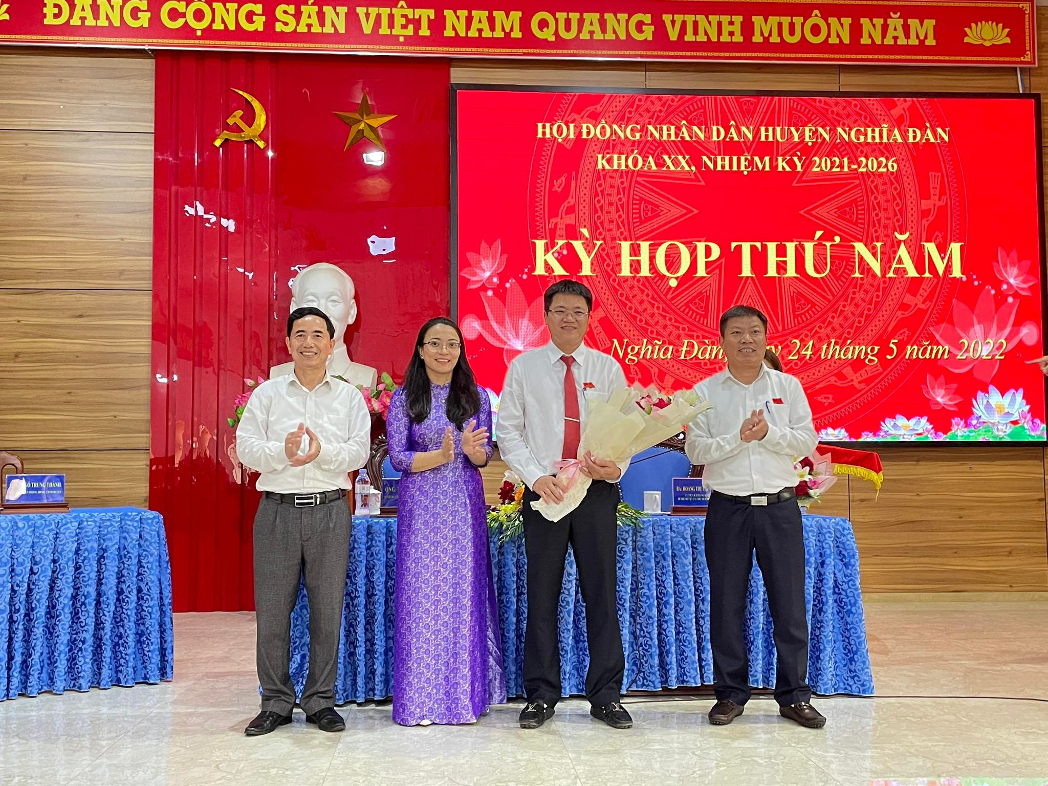 Thường trực Huyện ủy, HĐND huyện tặng hoa chúc mừng ông Trần Mạnh Hà trúng cử chức danh Phó Chủ tịch UBND huyện, nhiệm kỳ 2021-2026.