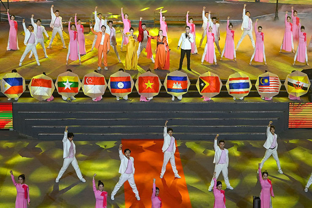 Màn biểu diễn nghệ thuật kết hợp công nghệ có sắc màu rực rỡ trên sân khấu bế mạc SEA Games 31. Ảnh danviet