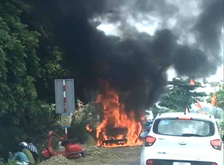 Xe ô tô bị cháy tại xã Thanh Liên, huyện Thanh Chương ngày 15/5 vừa qua khi đi qua đoạn đường rơm rạ. Ảnh tư liệu