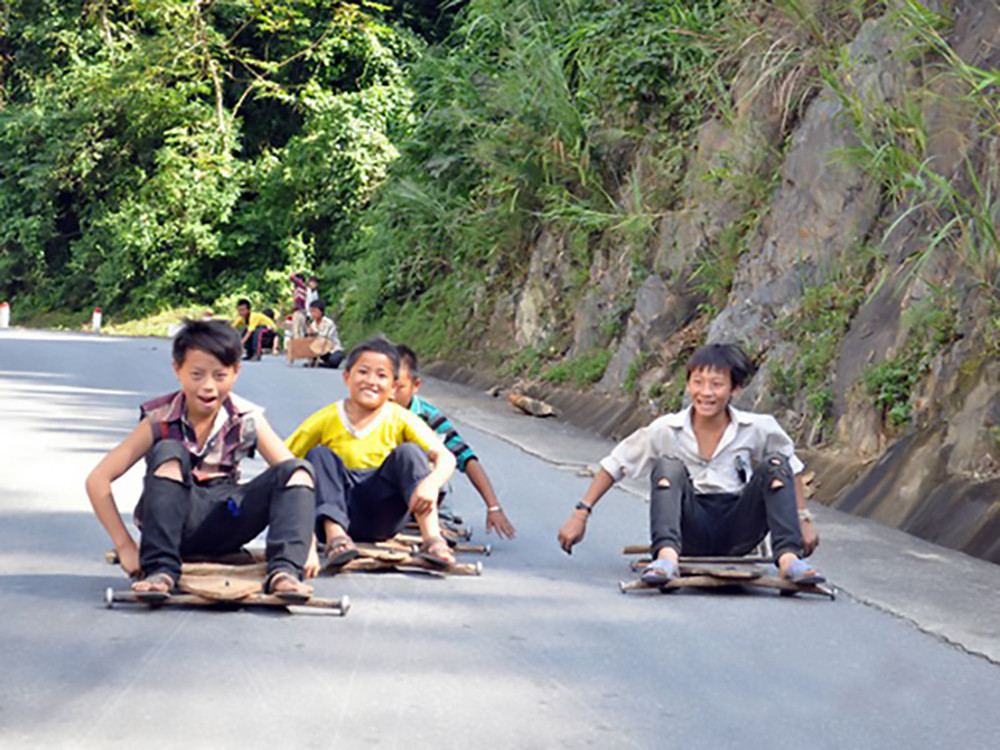 Trẻ em Kỳ Sơn chơi trò đua xe tự chế. Ảnh tư liệu: Minh Quân