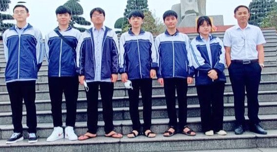 Các thành viên trong đội tuyển Vật lý của Trường THPT chuyên Phan Bội Châu. Ảnh: NVCC