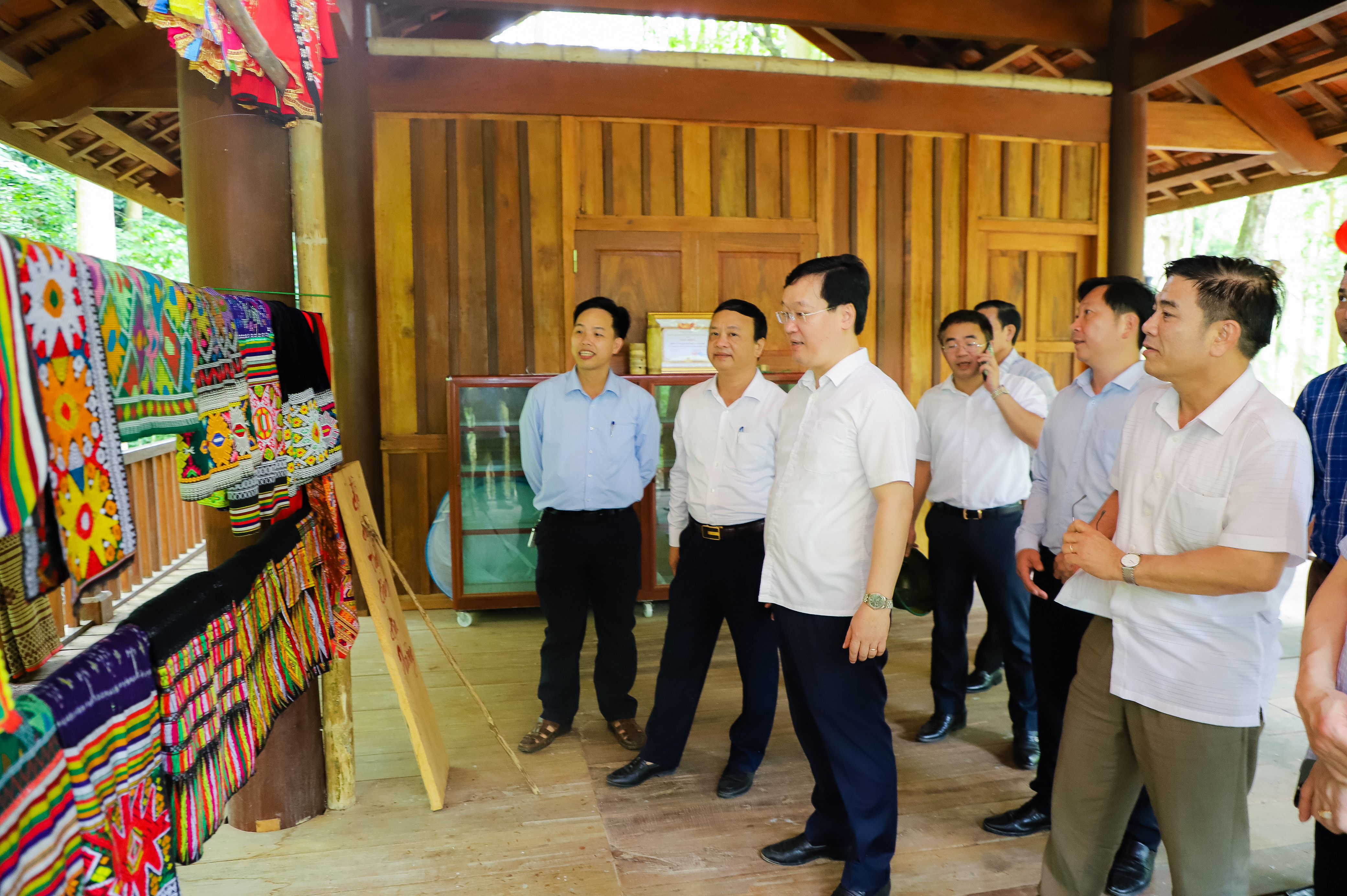 Chủ tịch UBND tỉnh Nguyễn Đức Trung thăm quan Khu du lịch sinh thái rừng săng lẻ. Ảnh: Phạm Bằng