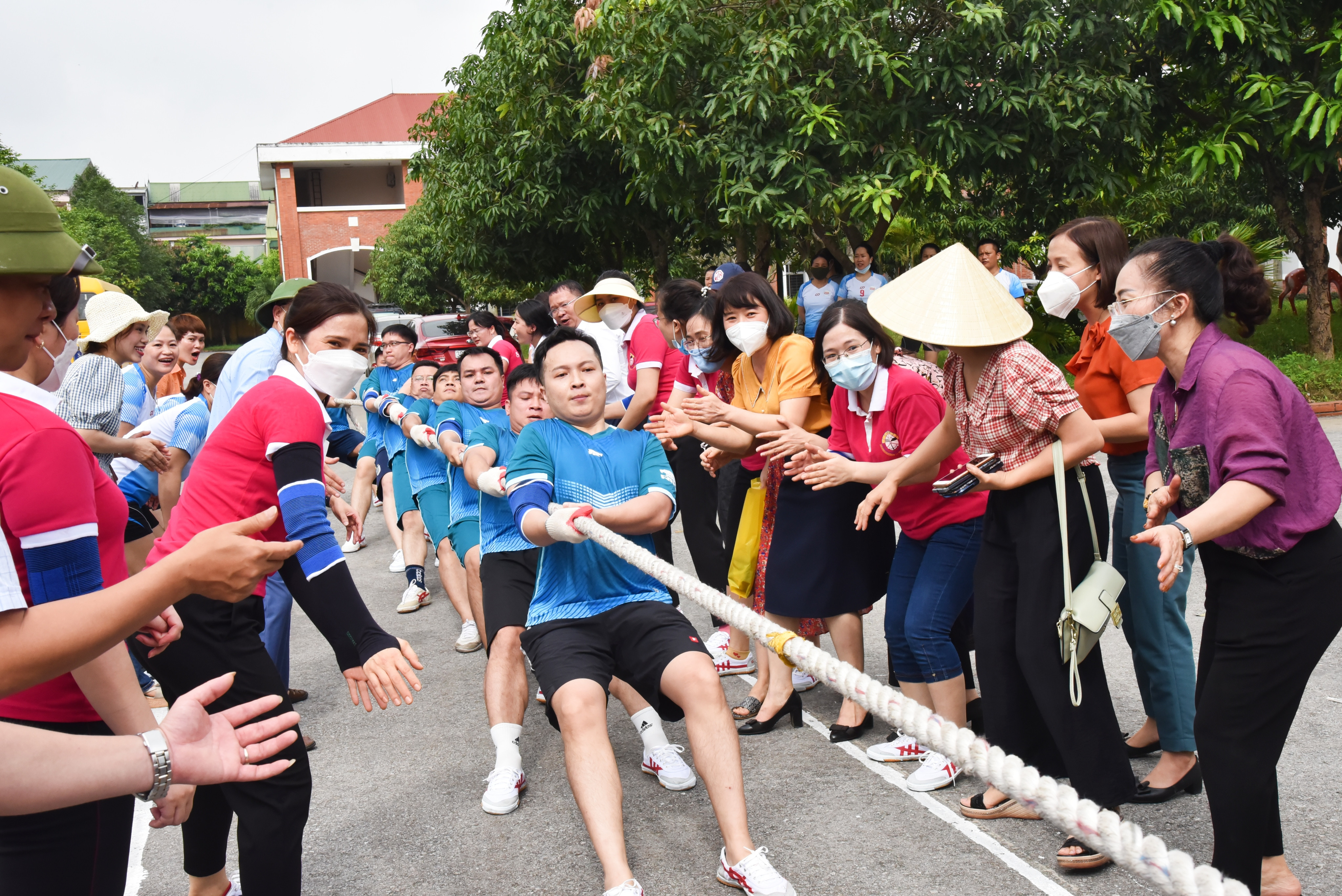 Các đội thi đấu môn kéo co nam. Ảnh: Thanh Lê