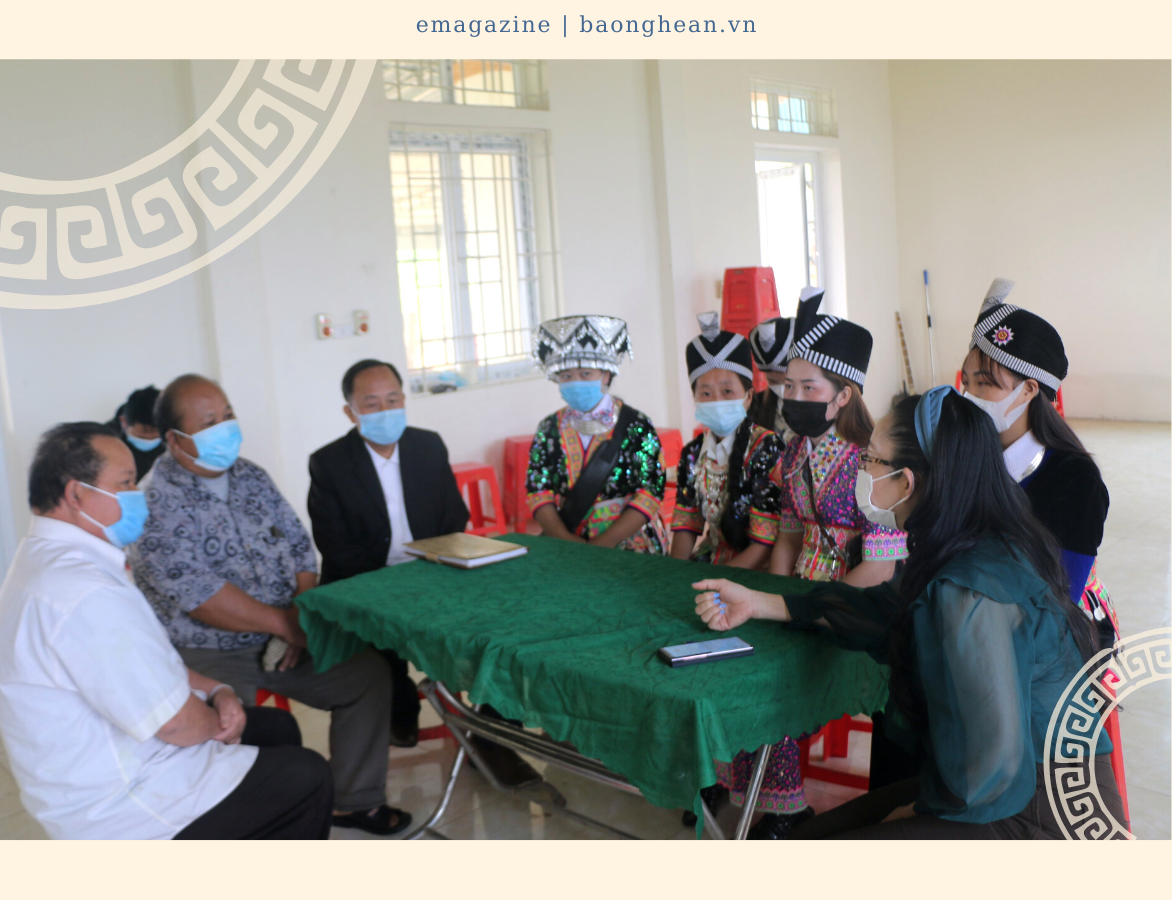 Ban quản lý và người dân bản Na Cáng, xã Na Ngoi trao đổi về vấn đề thực hiện quy ước, hương ước.