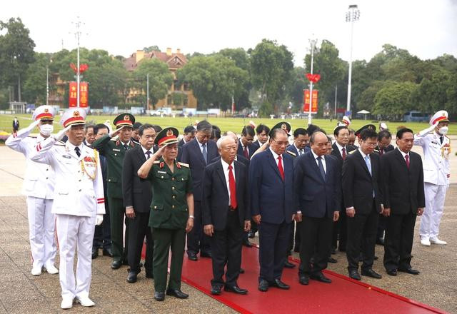 Lãnh đạo Đảng và Nhà nước viếng Chủ tịch Hồ Chí Minh - Ảnh 1.