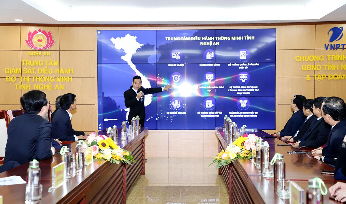 Cán bộ Tập đoàn Bưu chính Viễn thông Việt Nam giới thiệu quy trình hoạt động của Trung tâm giám sát, điều hành thông minh tỉnh Nghệ An. Ảnh: P.V