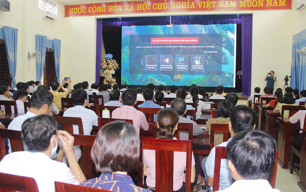 Khai trương hệ thống phản ánh tương tác trực tuyến giữa người dân và chính quyền ở Thanh Chương. Ảnh: Mai Hoa