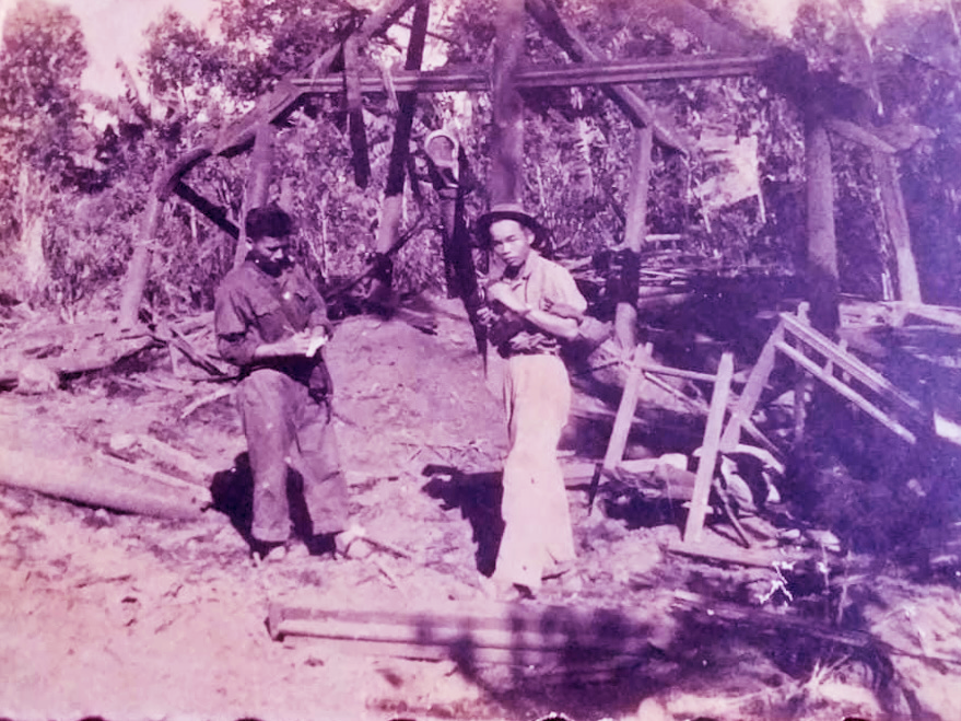 Ông Nguyễn Văn Thực (bên trái) và đồng đội tại chiến trường Quảng Trị năm 1972. Ảnh: Nhân vật cung cấp