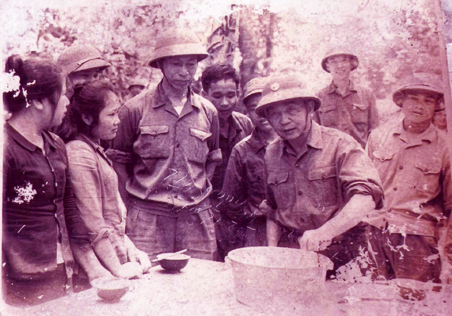 Đại tướng Võ Nguyên Giáp thăm Tổng đài thông tin Bộ tư lệnh Chiến dịch Trị - Thiên (B5), tây Quảng Trị - Ảnh: Nguyễn Văn Thực