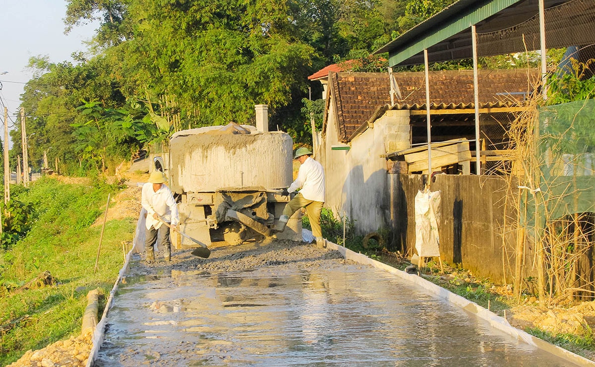 Người dân trong Tổ tự quản chung sức làm đường giao thông ở xã Phong Thịnh (Thanh Chương).