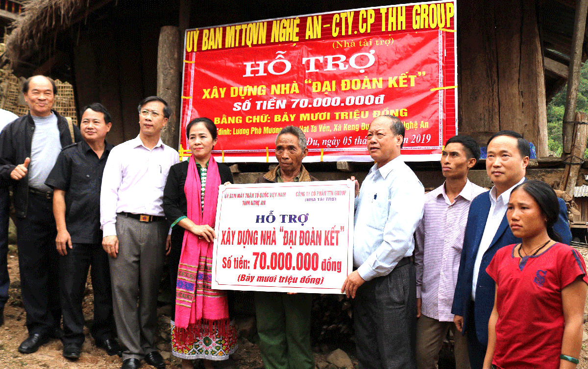Chủ tịch Ủy ban MTTQ tỉnh Nghệ An Võ Thị Minh Sinh trao kinh phí hỗ trợ xây dựng nhà Đại đoàn kết cho gia đình ông Lương Phò Mương ở xã Keng Đu (Kỳ Sơn). Ảnh: Lữ Phú
