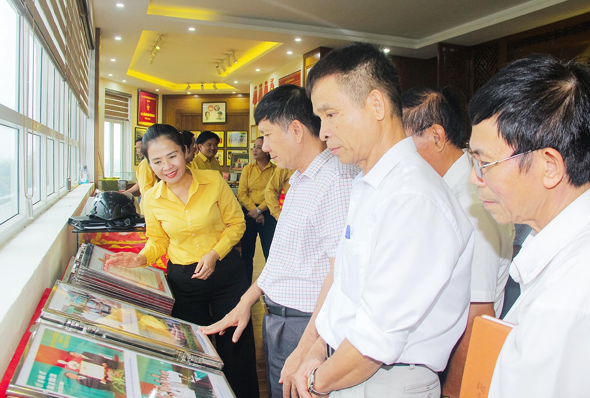 Đồng chí Võ Thị Minh Sinh - Ủy viên BTV Tỉnh uỷ, Chủ tịch Ủy ban MTTQ Viêt Nam tỉnh Nghệ An trò chuyện với đội ngũ bí thư chi bộ khối, xóm về hoạt động của MTTQ Nghệ An.