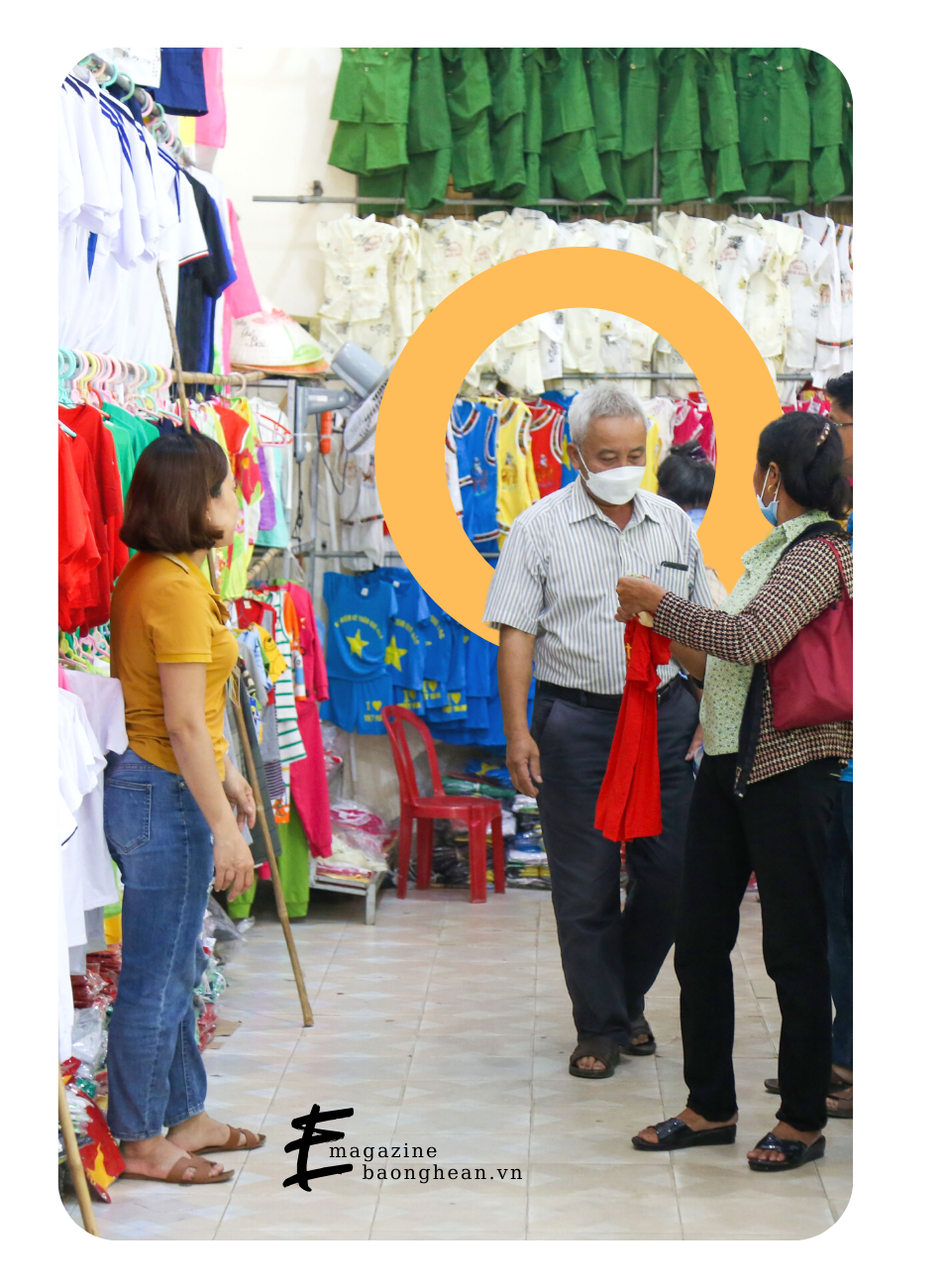 Trong cửa hàng sách, vật phẩm văn hóa, lưu niệm Khu Di tích lịch sử Quốc gia đặc biệt Kim Liên hầu như không có một sản phẩm đặc sắc nào của Nghệ An. Ảnh: Đình Tuyên.