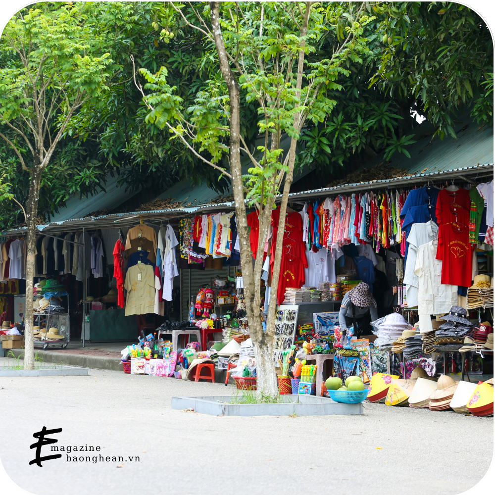 Những gian hàng phía ngoài khu di tích Kim Liên bày bán đủ loại quà lưu niêm song không có các sản phẩm bản sắc địa phương. Ảnh: Đình Tuyên