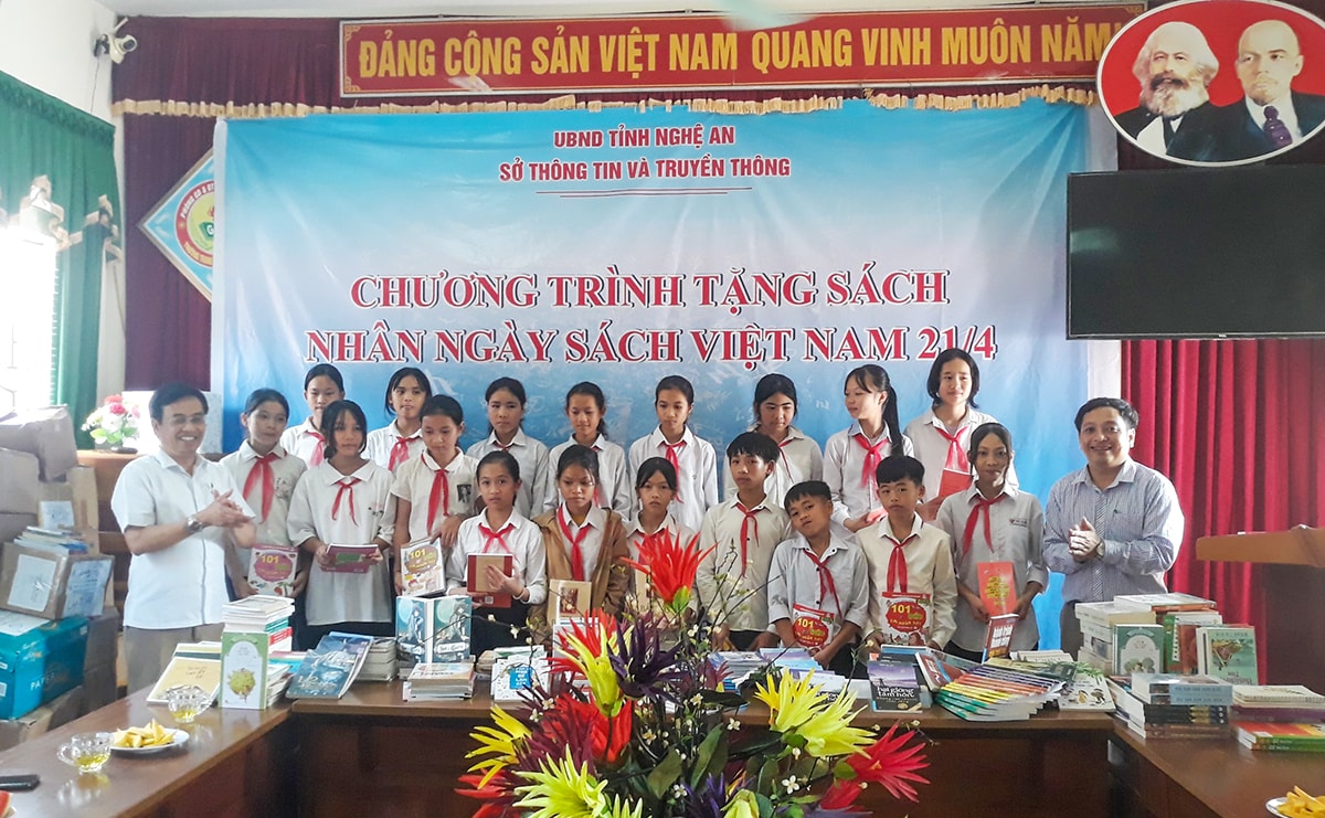 Sở TT&TT tặng sách cho các trường học nhân Ngày sách 21/4. Ảnh: CSCC