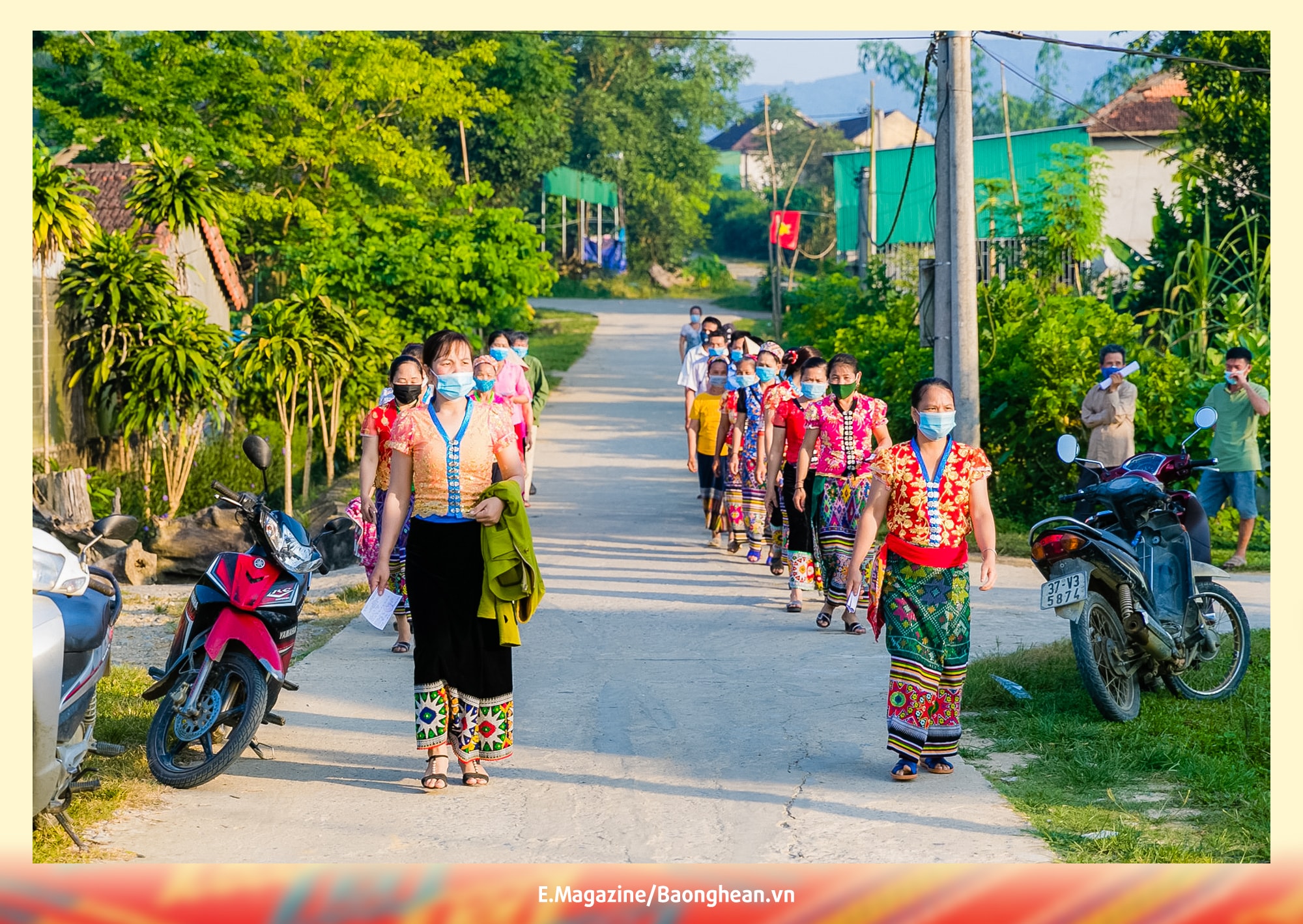 Phụ nữ bản Tân Lâm, xã Ngọc Lâm (Thanh Chương) tham gia bầu cử. Ảnh: Đức Anh