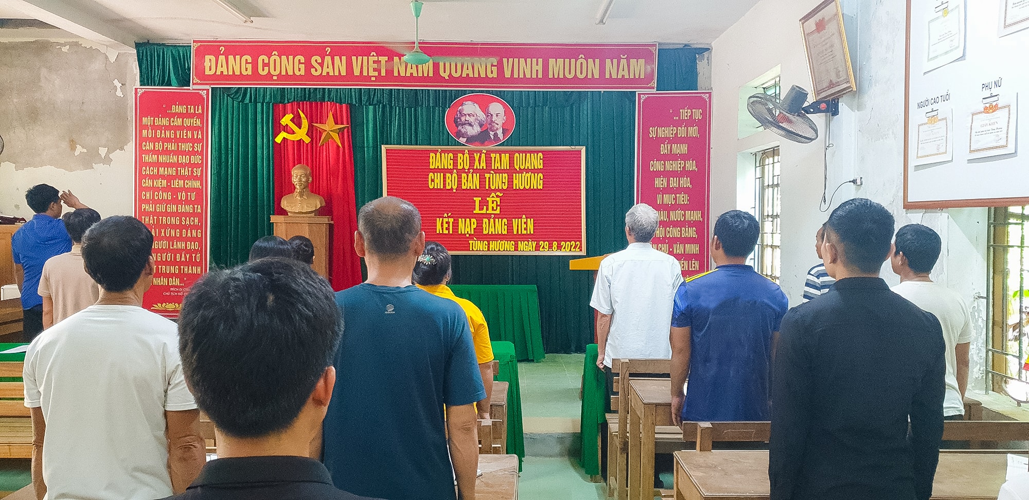 Lễ kết nạp đảng viên ở Chi bộ bản Tùng Hương, xã Tam Quang (Tương Dương). Ảnh: CSCC