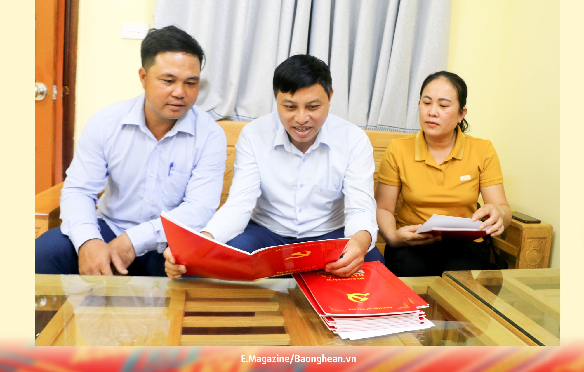 Đồng chí Đặng Văn Thân (giữa) - Bí thư Đảng ủy xã Môn Sơn, Con Cuông trao đổi nghiệp vụ công tác đảng viên với các bí thư chi bộ thôn bản trên địa bàn. Ảnh: KL