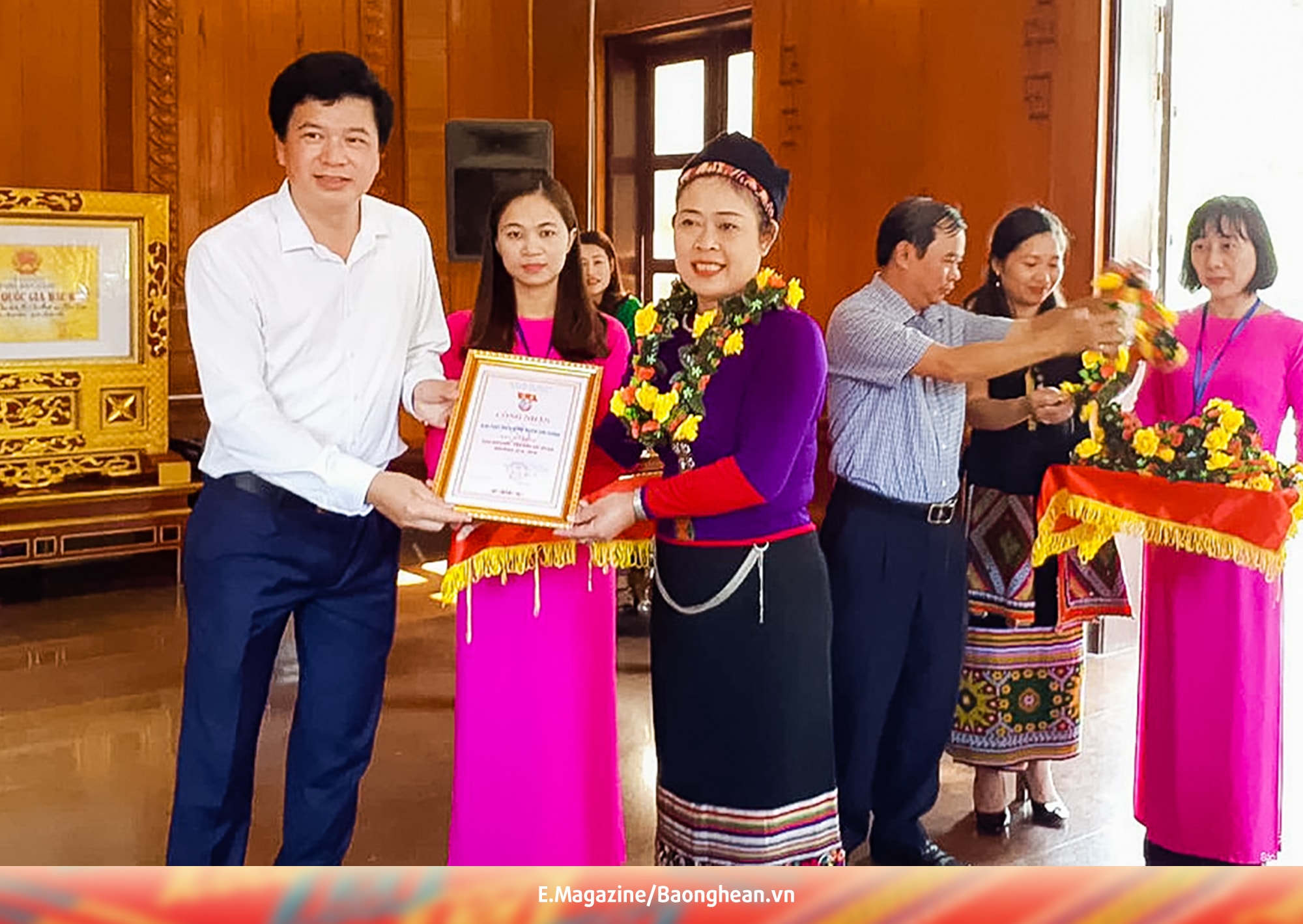 Bí thư Huyện ủy Con Cuông Nguyễn Đình Hùng trao Giấy Chứng nhận cho các mô hình dân vận khéo tiêu biểu. Ảnh tư liệu Bá Hậu