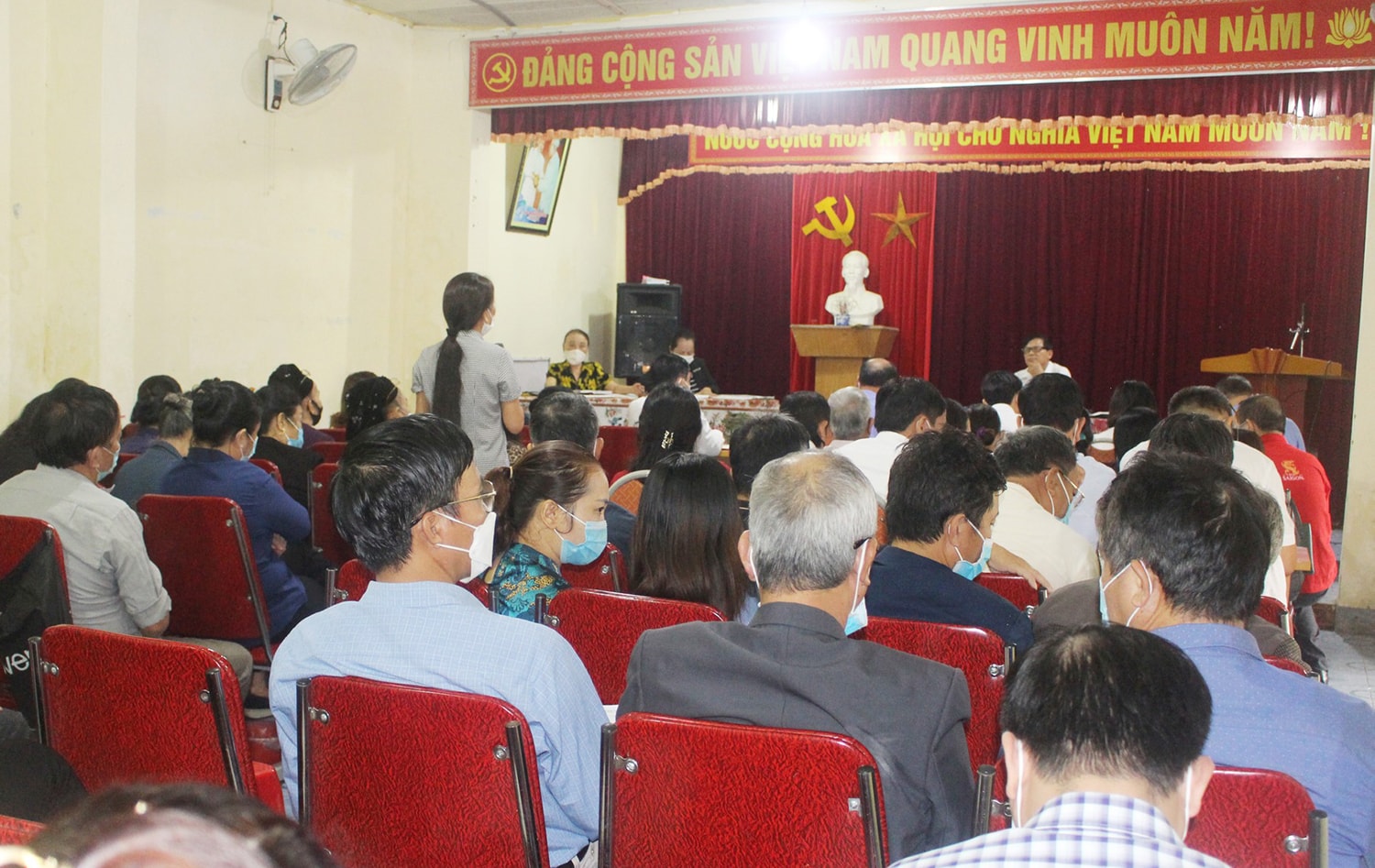 Một buổi sinh hoạt Chi bộ khối 2, Đảng bộ Thị trấn Con Cuông. Ảnh: Bá Hậu