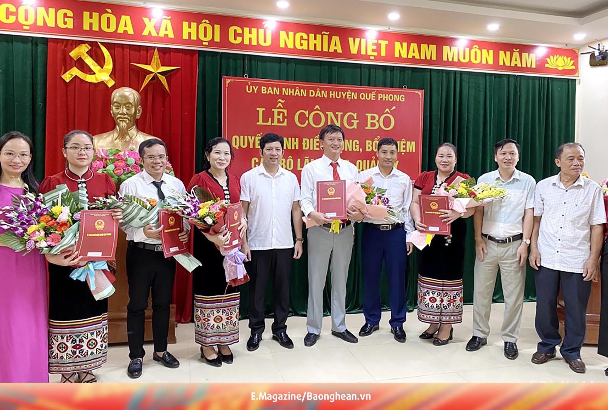 Đồng chí Dương Hoàng Vũ - Chủ tịch UBND huyện Quế Phong chúc mừng các đồng chí được bổ nhiệm trên địa bàn. Ảnh: Hồng Mỹ