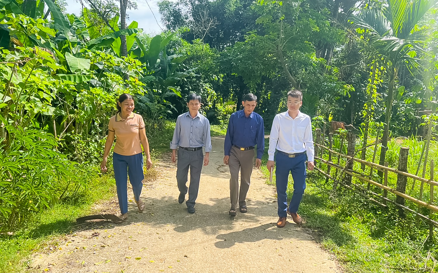 Nữ Bí thư Chi bộ bản Đan Lang Thị Nga trao đổi với cán bộ huyện ủy Quế Phong và xã Tiền Phong về công tác phát triển Đảng. Ảnh: K.L