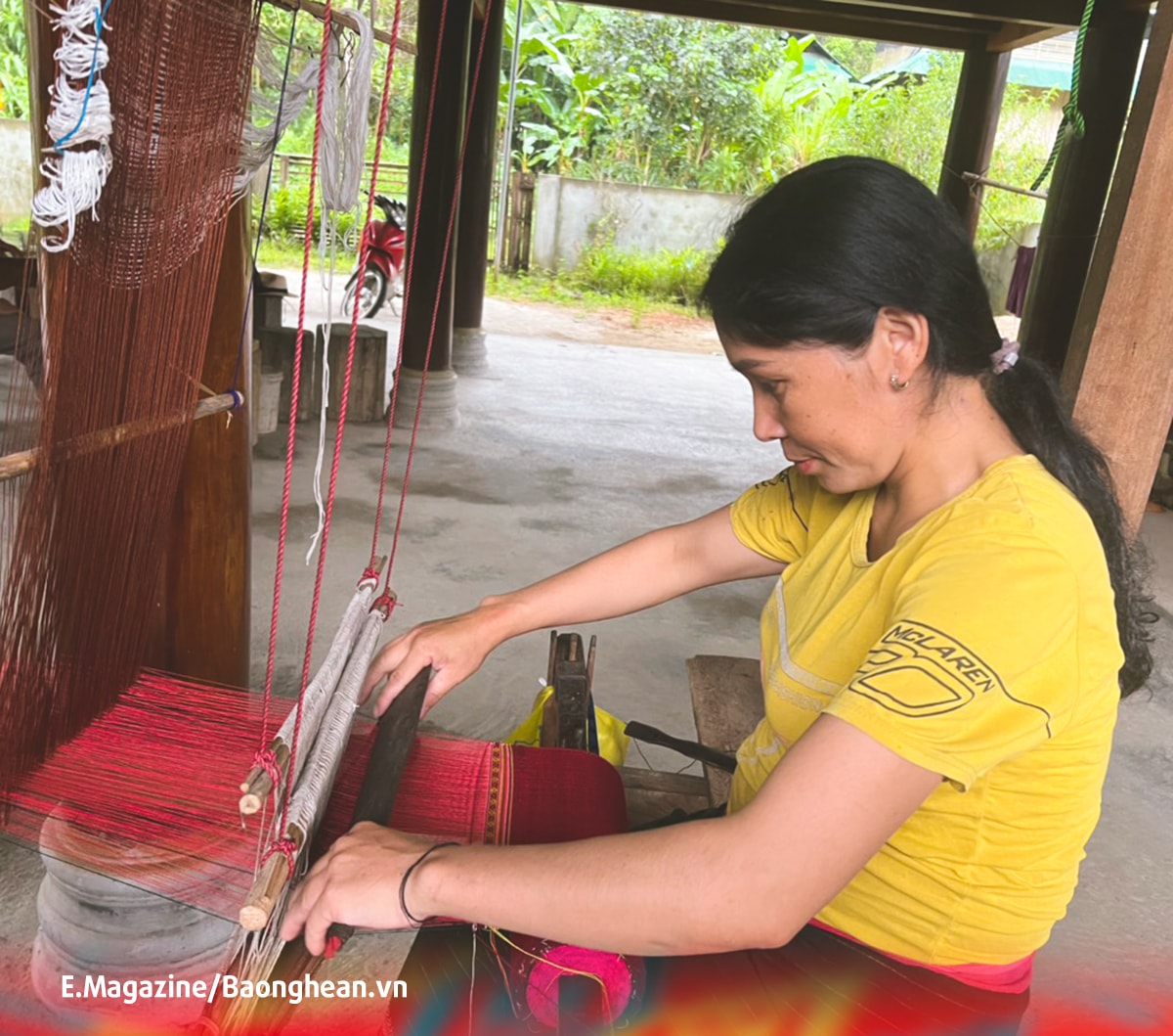 Chị Ngân Thị Phượng- Trưởng bản Pục, xã Nậm Giải, huyện Quế Phong vừa giỏi việc thôn bản vừa đảm việc nhà. Ảnh: KL