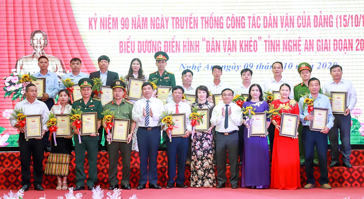 Lãnh đạo Ban Dân vận Tỉnh ủy khen thưởng các điển hình tập thể đã có thành tích xuất sắc trong phong trào thi đua Dân vận khéo tỉnh Nghệ An giai đoạn 2016 - 2020. Ảnh tư liệu: Thành Duy