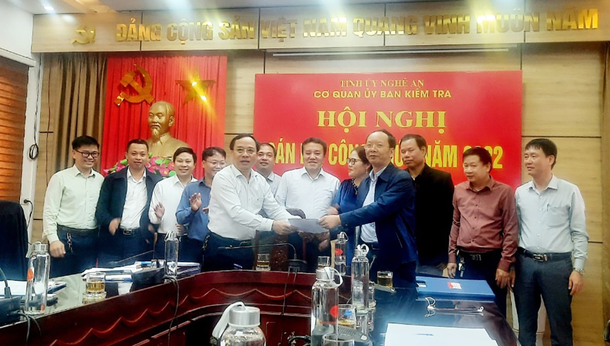 Cơ quan Ủy ban Kiểm tra Tỉnh ủy ký kết giao ước thi đua năm 2022. Ảnh tư liệu: Song Hào