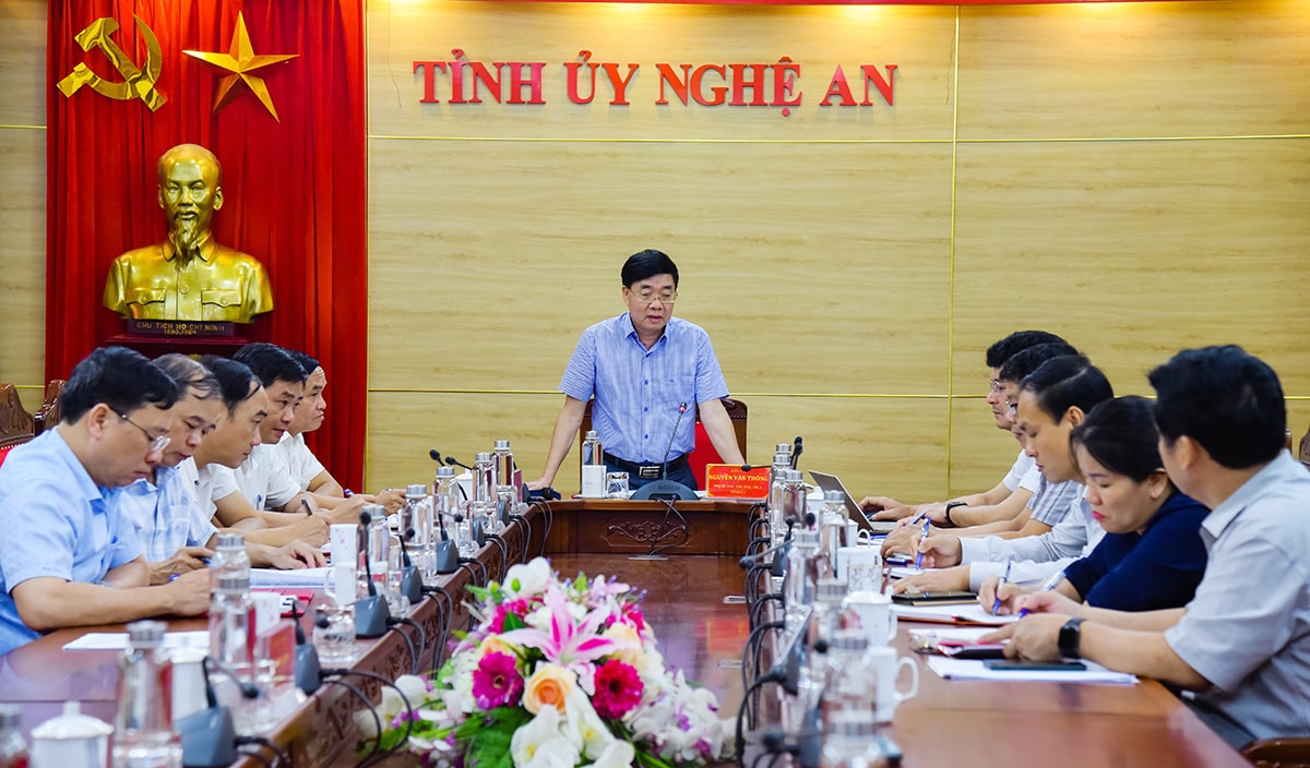 Thường trực Tỉnh ủy giao ban với các ban Đảng và Văn phòng Tỉnh ủy để nghe kết quả thực hiện nhiệm vụ quý II, định hướng nhiệm vụ công tác trọng tâm quý III năm 2022. Ảnh: Thanh Lê