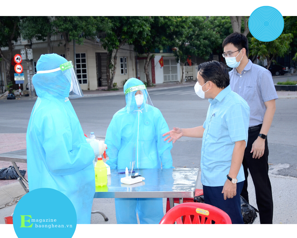 PGS.TS Dương Đình Chỉnh thăm hỏi, động viên các cán bộ viên chức y tế chống dịch Covid-19. Ảnh: Thành Chung