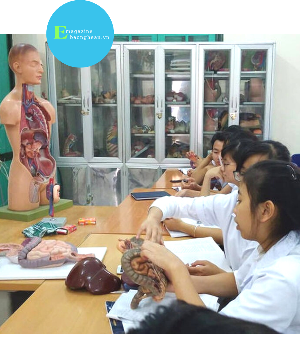 Một buổi học của sinh viên ngành y đa khoa. Ảnh: Tiến Hùng