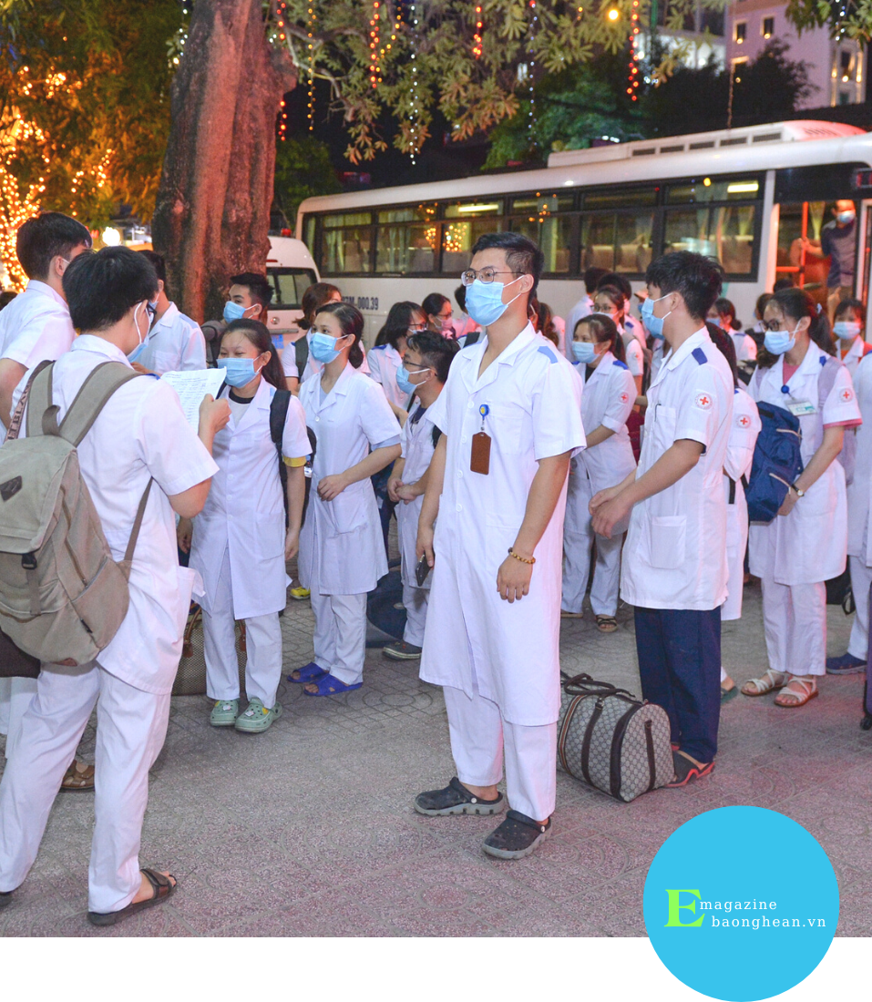 Sinh viên trường y tham gia chống dịch Covid-19. Ảnh: Thành Cường