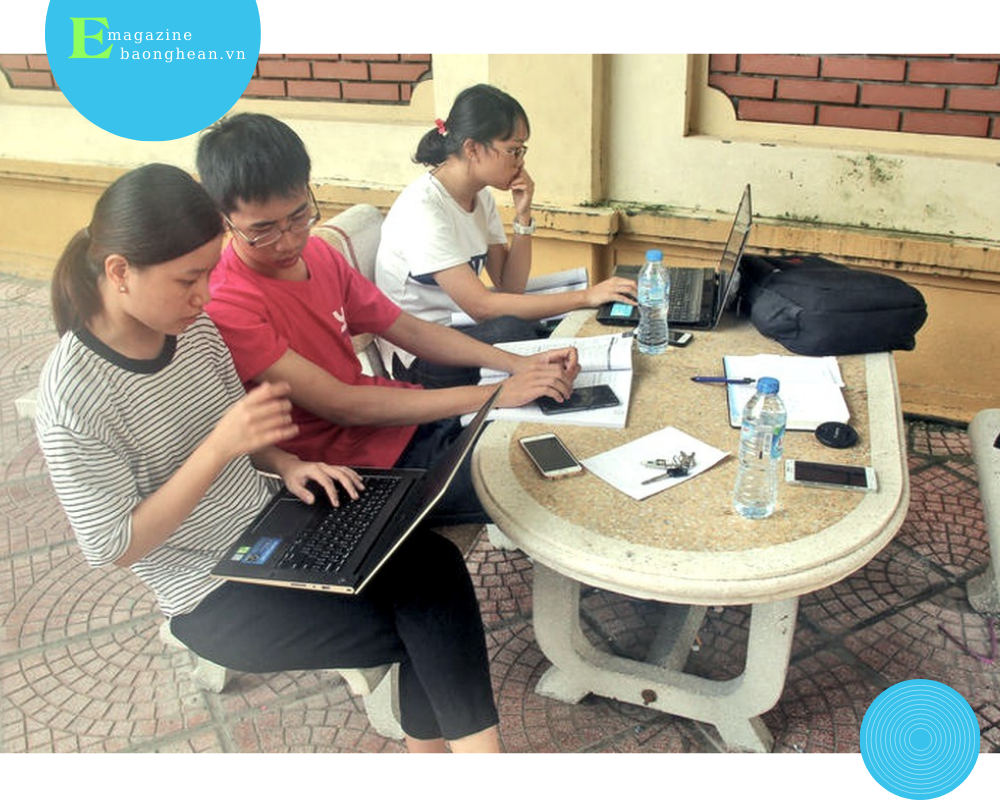 Sinh viên ngành y tranh thủ học bài buổi trưa. Ảnh: Tiến Hùng
