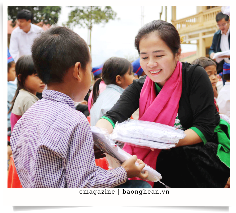 Trao áo ấm cho học sinh Keng Đu.